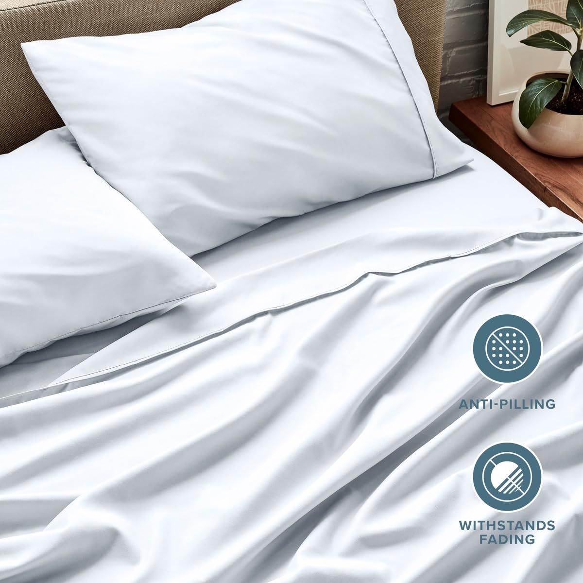 Bare Home main palpant le tissu pour démontrer confort et sensation immédiate