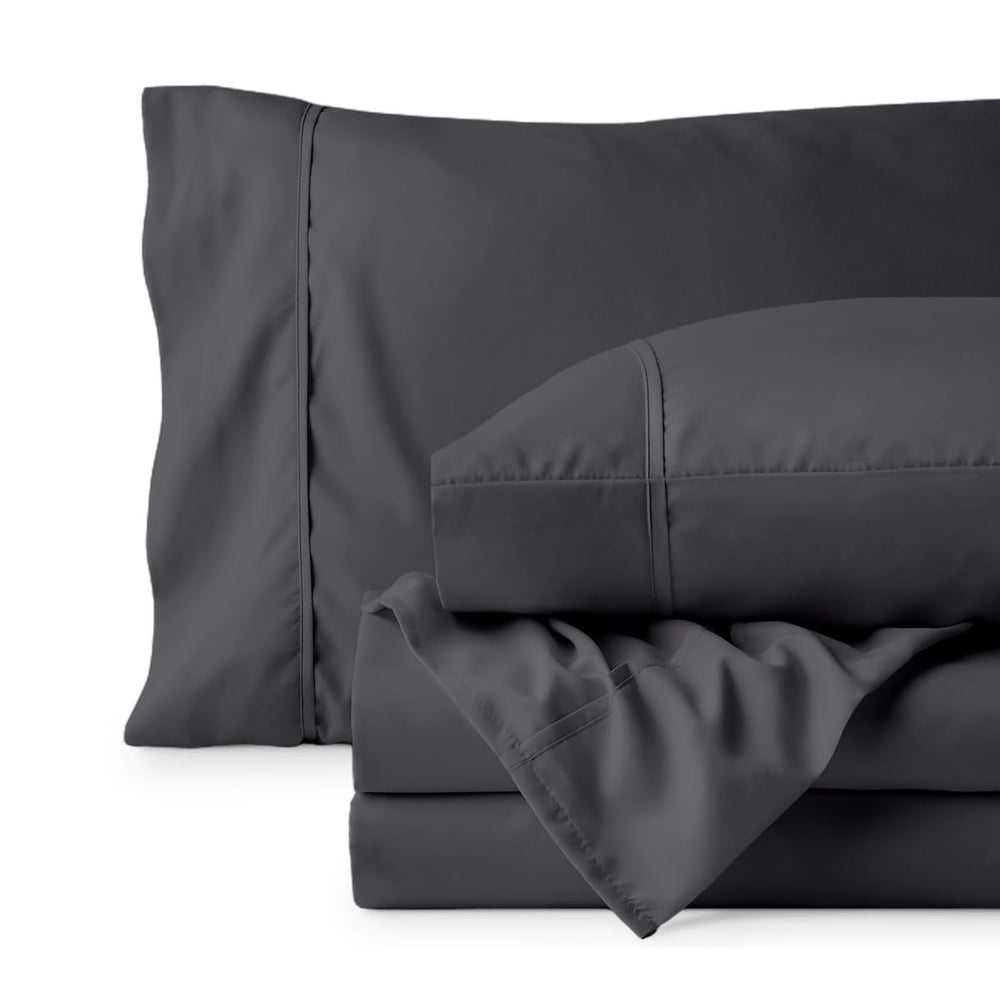 Bare Home mains caressant le tissu montrant la texture ultra-douce