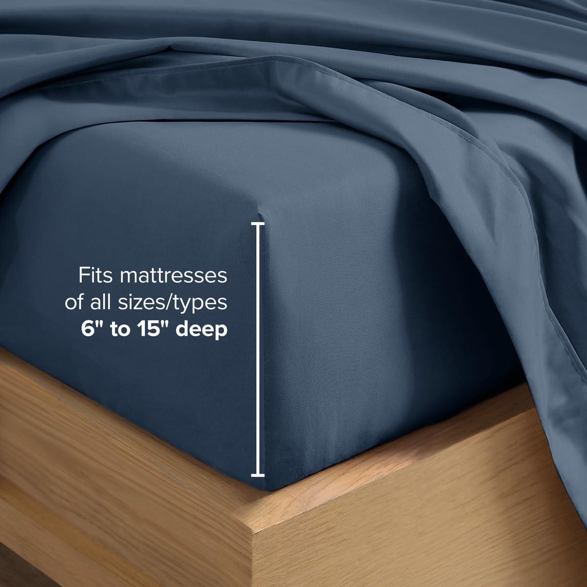 Bare Home draps en usage sur un lit fait pour une chambre accueillante