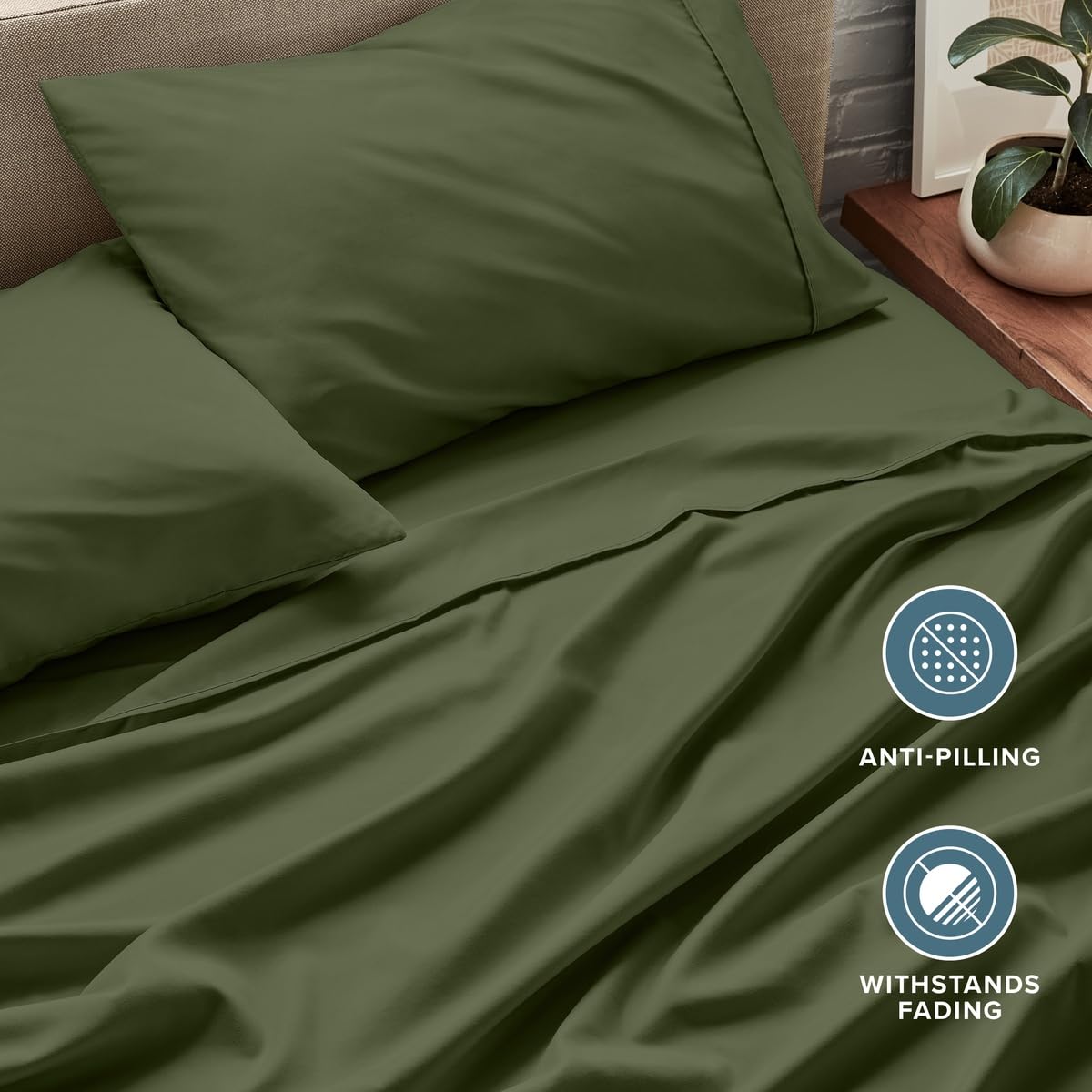 Bare Home housse-fitted en place sur un matelas épais illustrant l'ajustement