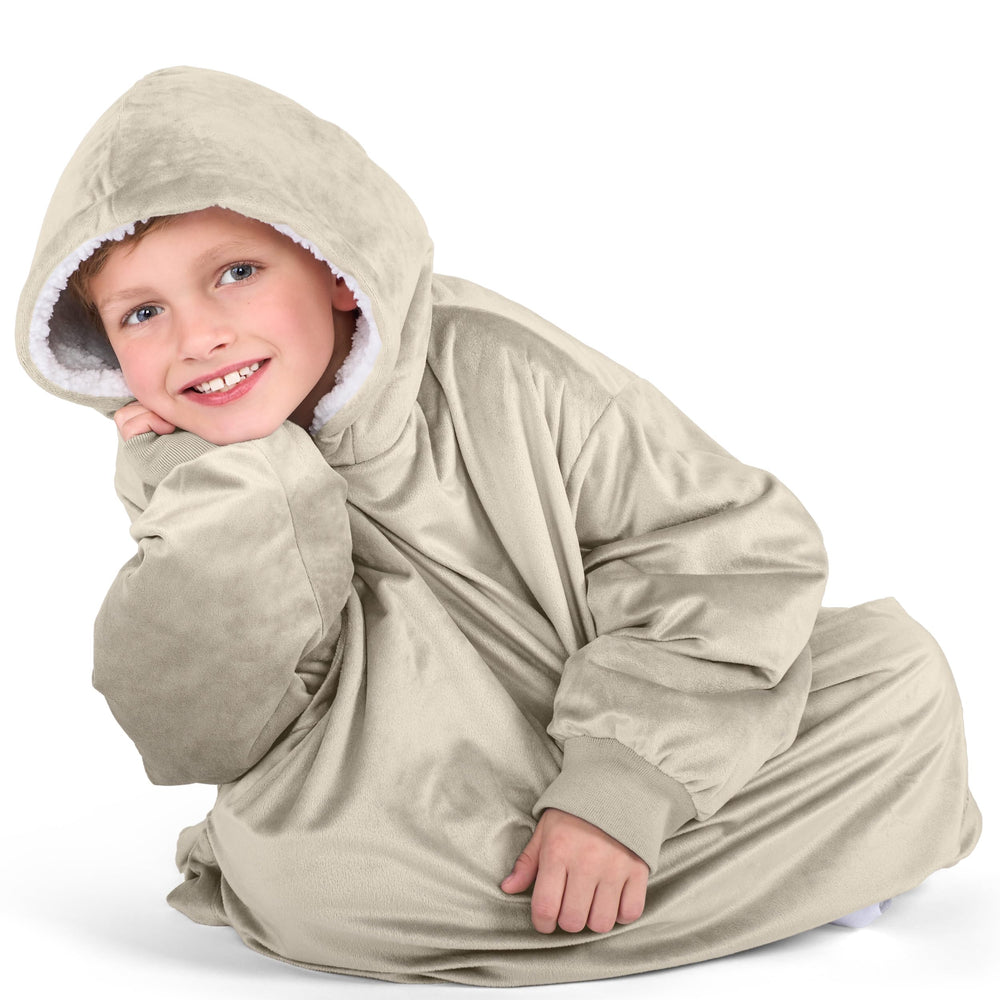 Bare Home enfant portant la couverture au salon pour détente immédiate