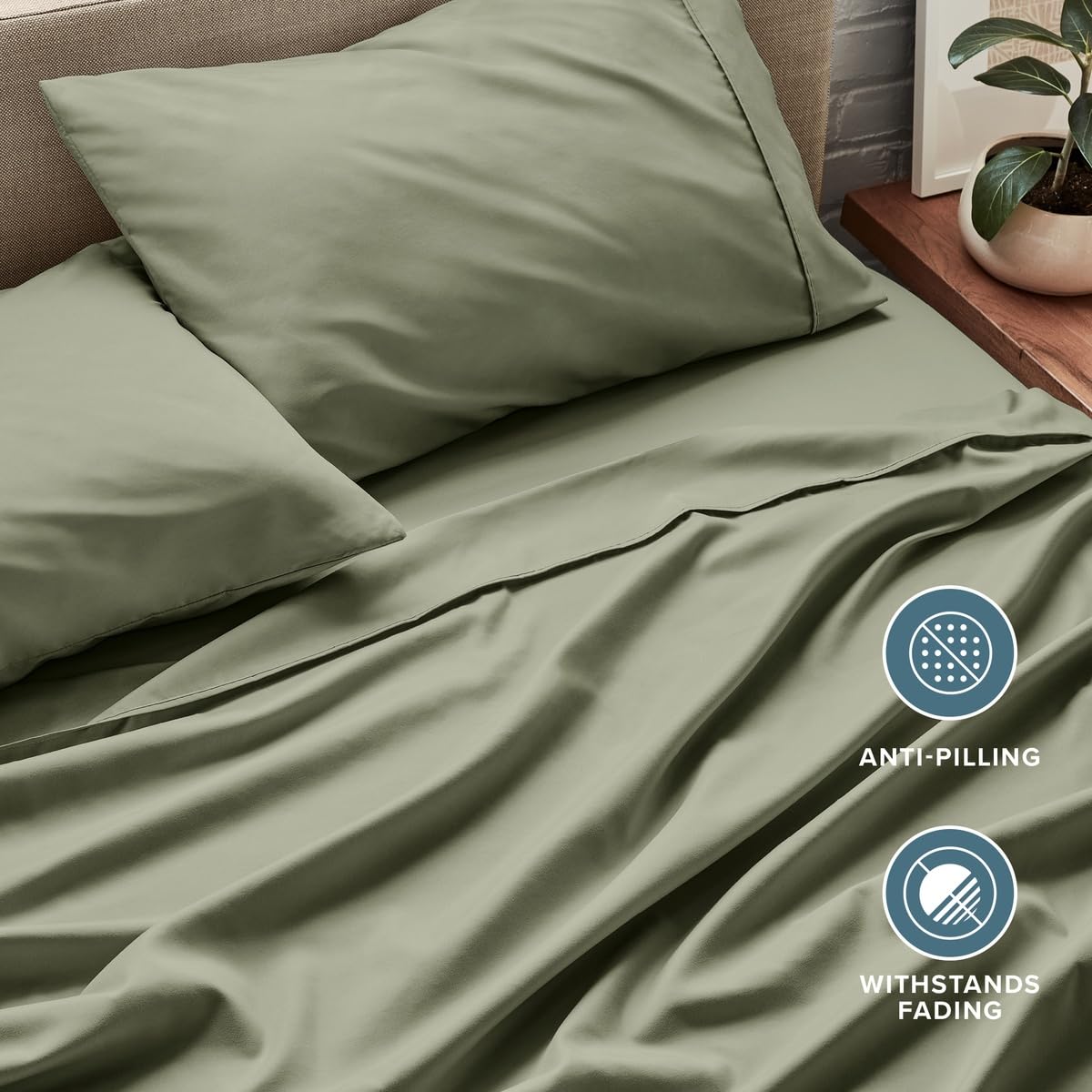 Bare Home pile de draps pliés dans une armoire indiquant facilité de stockage et préparation rapide