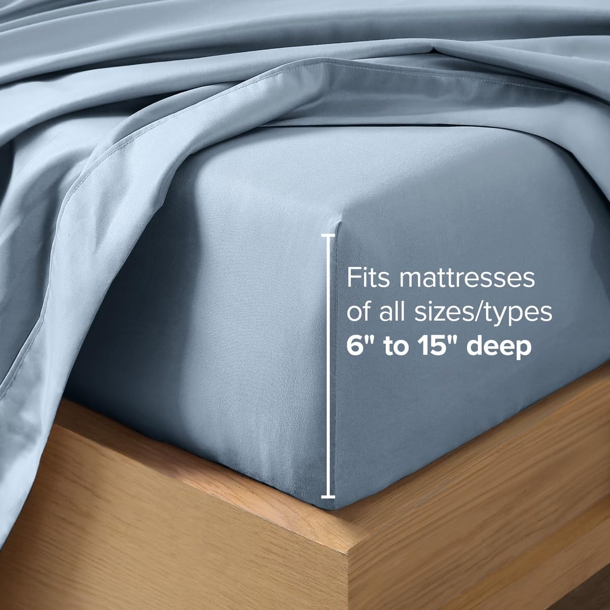 Bare Home main effleurant tissu montrant toucher ultra‑doux
