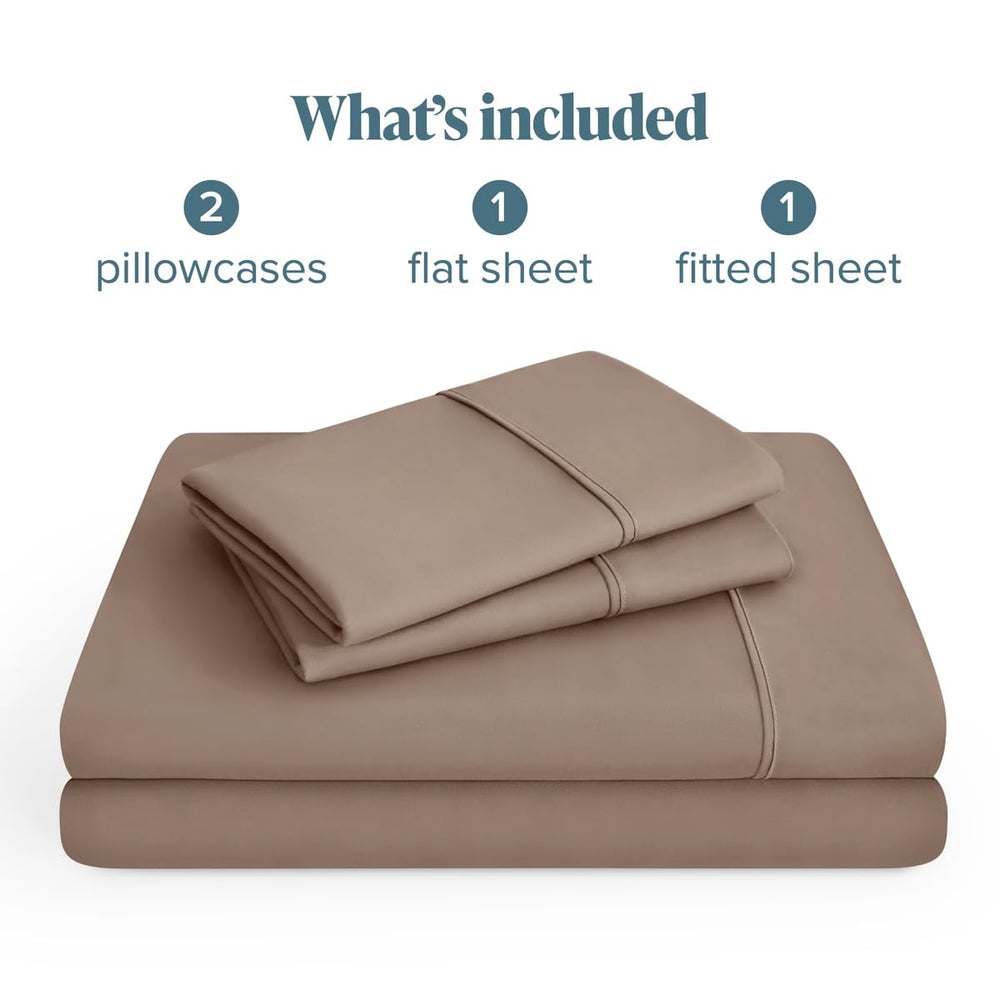 Bare Home main touchant la texture montrant douceur et confort palpable
