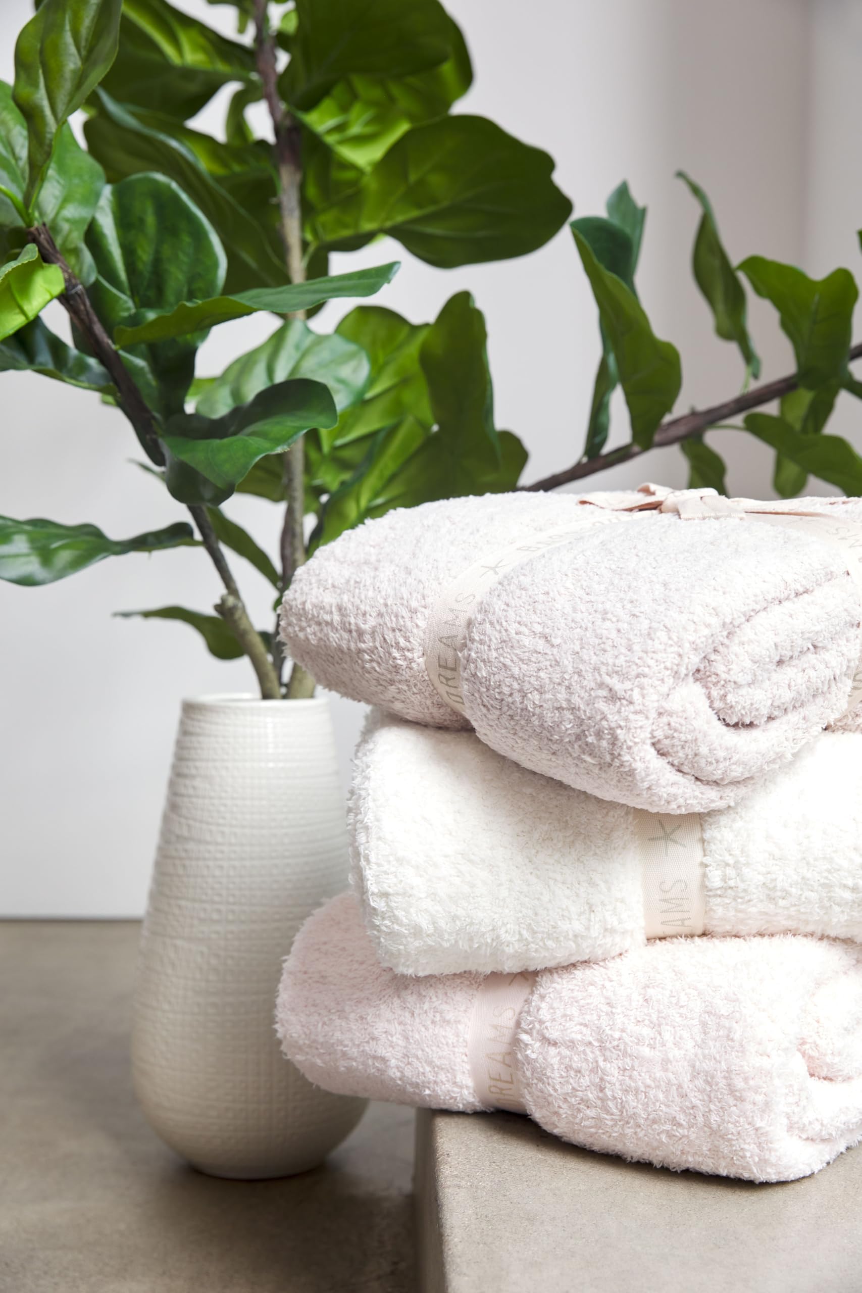 Barefoot Dreams throw sur canapé apportant chaleur et style instantané