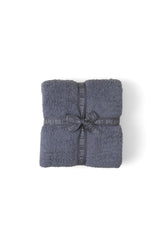 Barefoot Dreams vue avant du plaid Graphite montrant style et confort