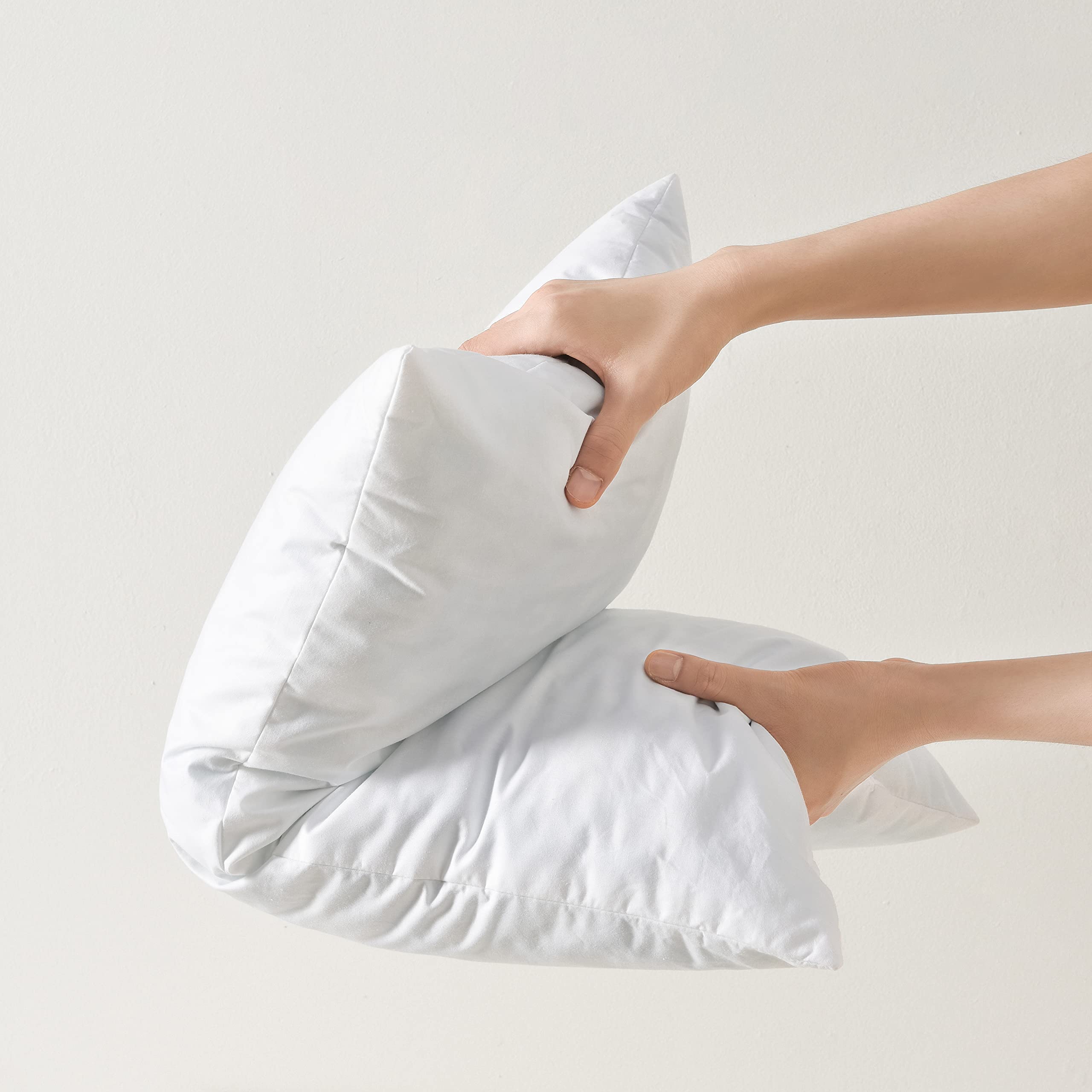 basic home coussin posé sur canapé montrant confort et style d'intérieur