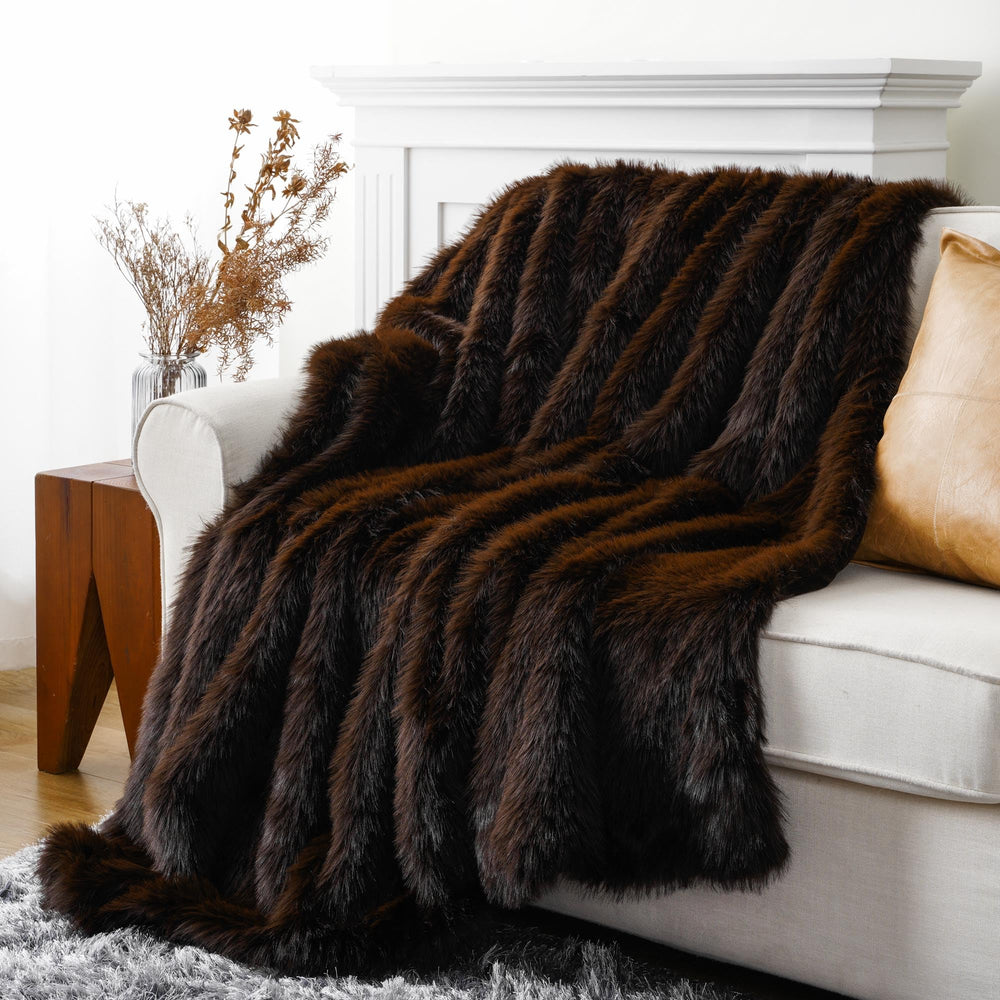 BATTILO HOME gros plan fourrure détaillant la texture luxueuse et douce au toucher