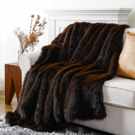 BATTILO HOME gros plan fourrure détaillant la texture luxueuse et douce au toucher