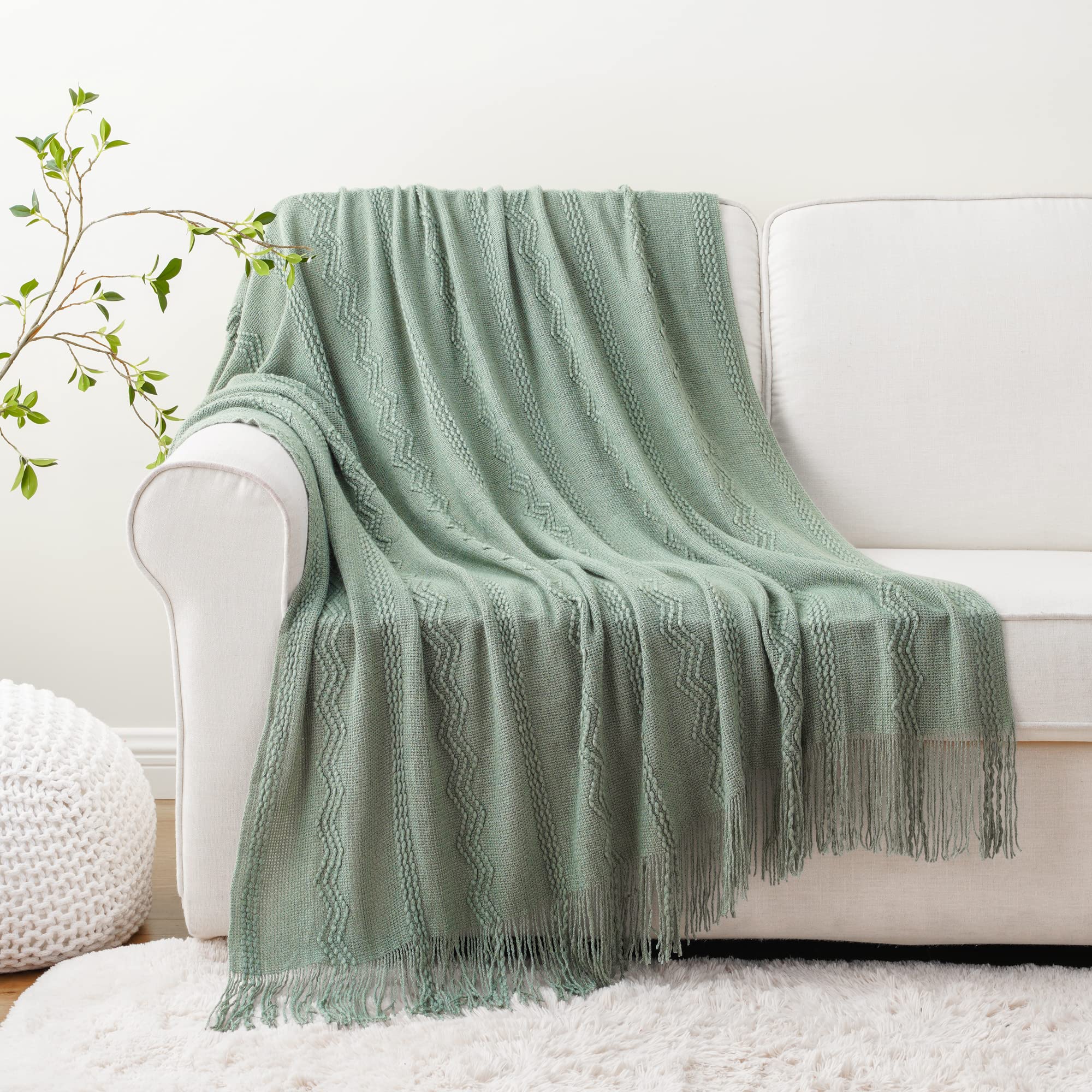 BATTILO HOME plaid drapé sur canapé apportant chaleur et style