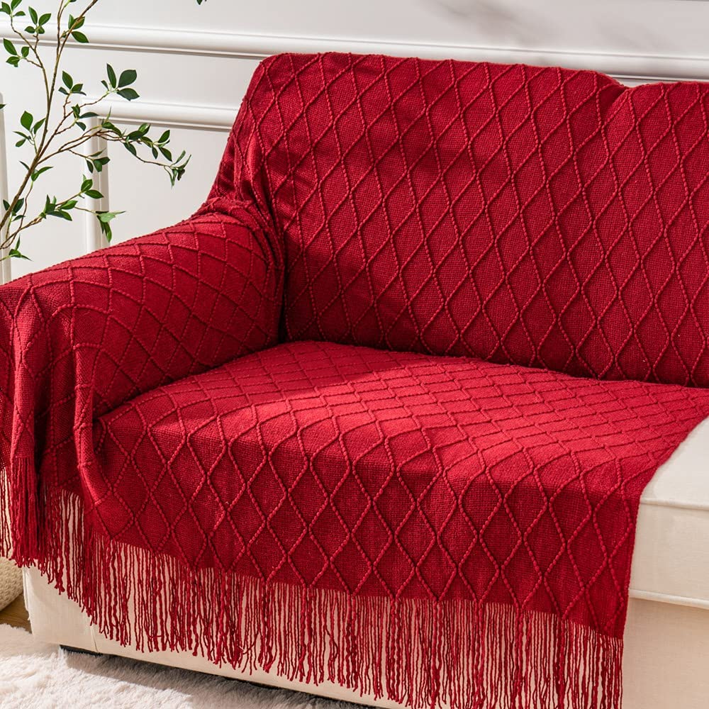 BATTILO HOME plaid rouge drapé sur canapé qui apporte chaleur visuelle au salon