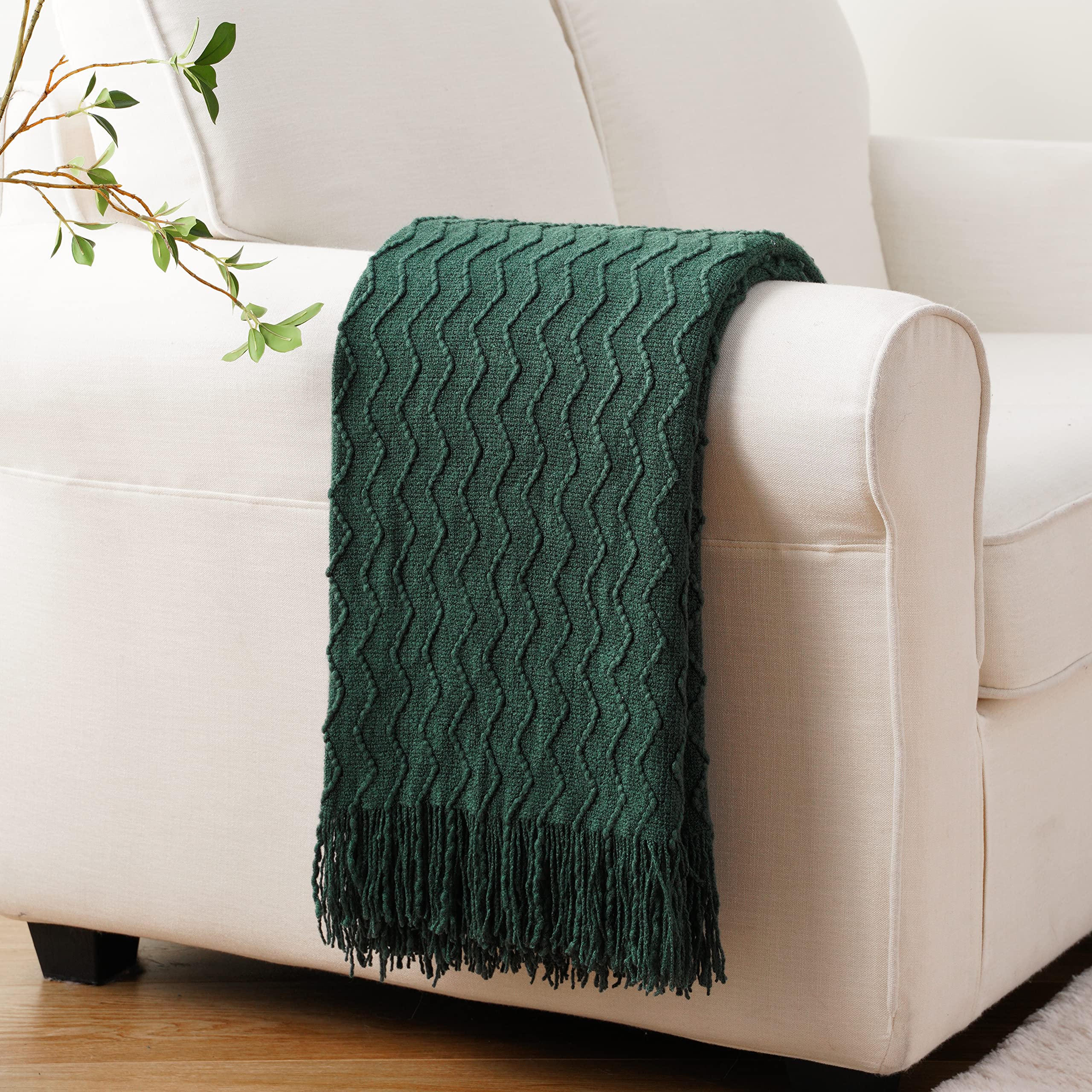 BATTILO HOME plaid posé sur canapé améliorant confort et esthétique du salon