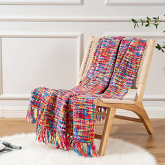 BATTILO HOME plaid posé sur canapé modernisant la pièce et apportant confort