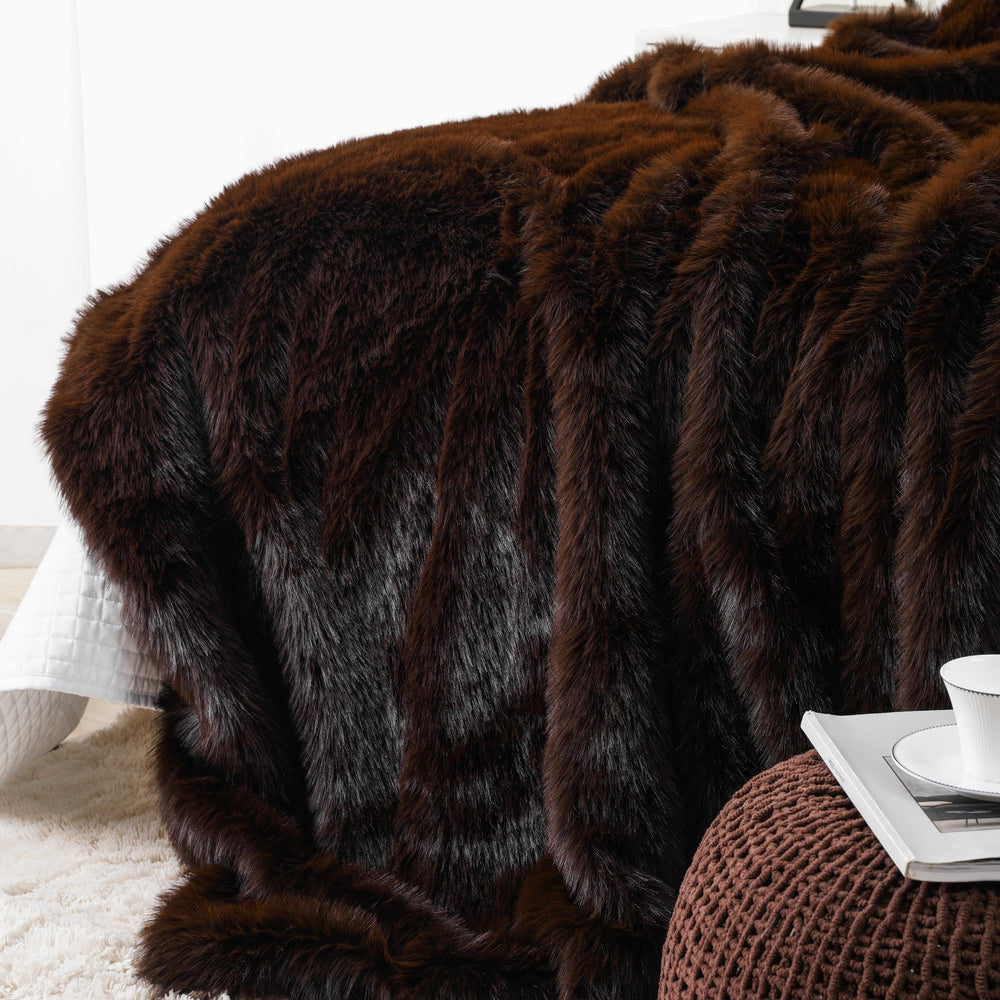 BATTILO HOME sur canapé montrant l'effet décoratif et le confort instantané