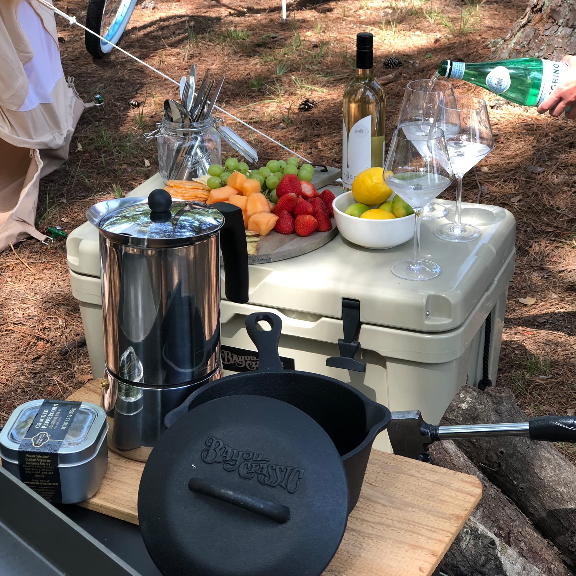 Bayou Classic en usage sur barbecue chauffant une sauce BBQ uniformément