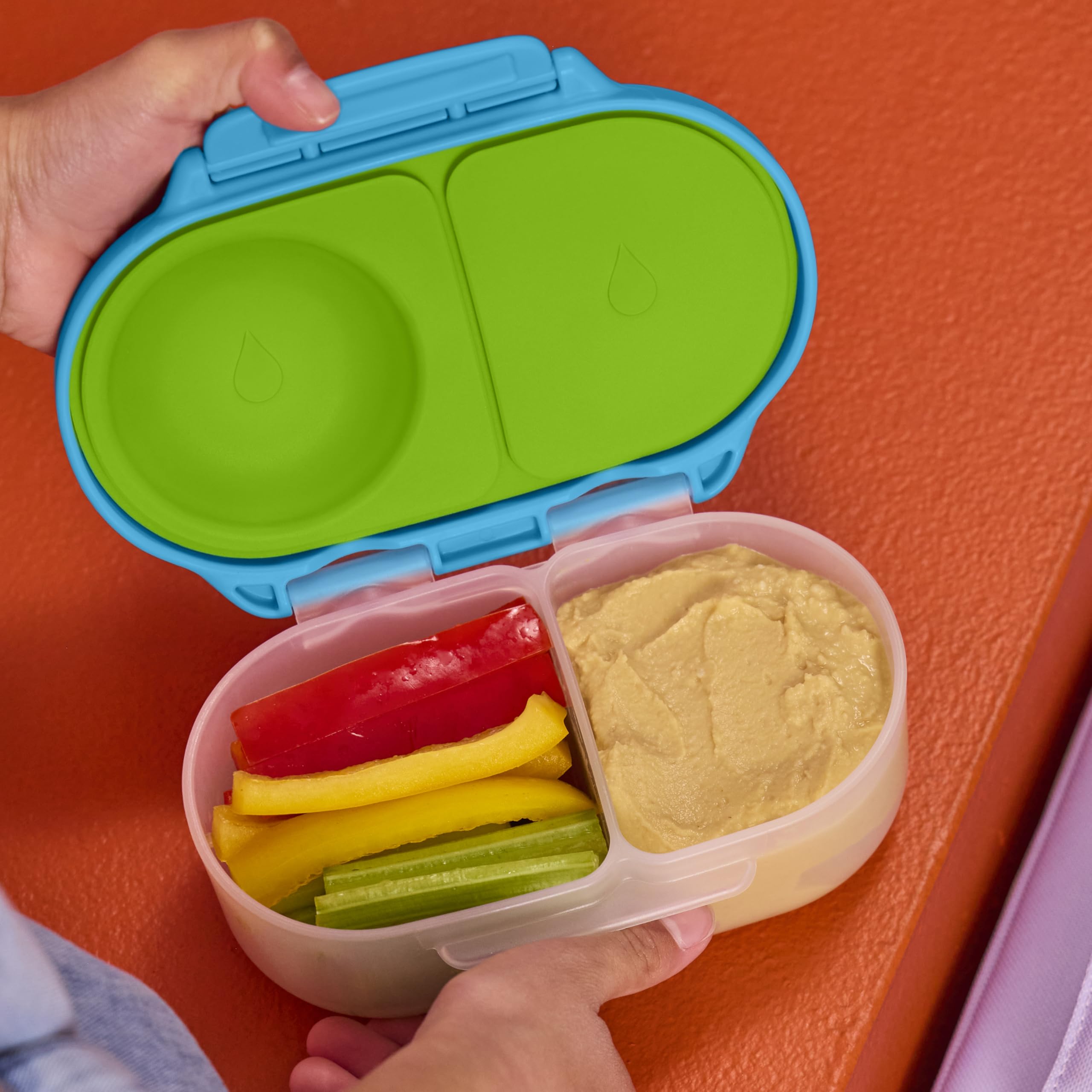 b.box clips larges montrés par une main d’enfant, ouverture facile