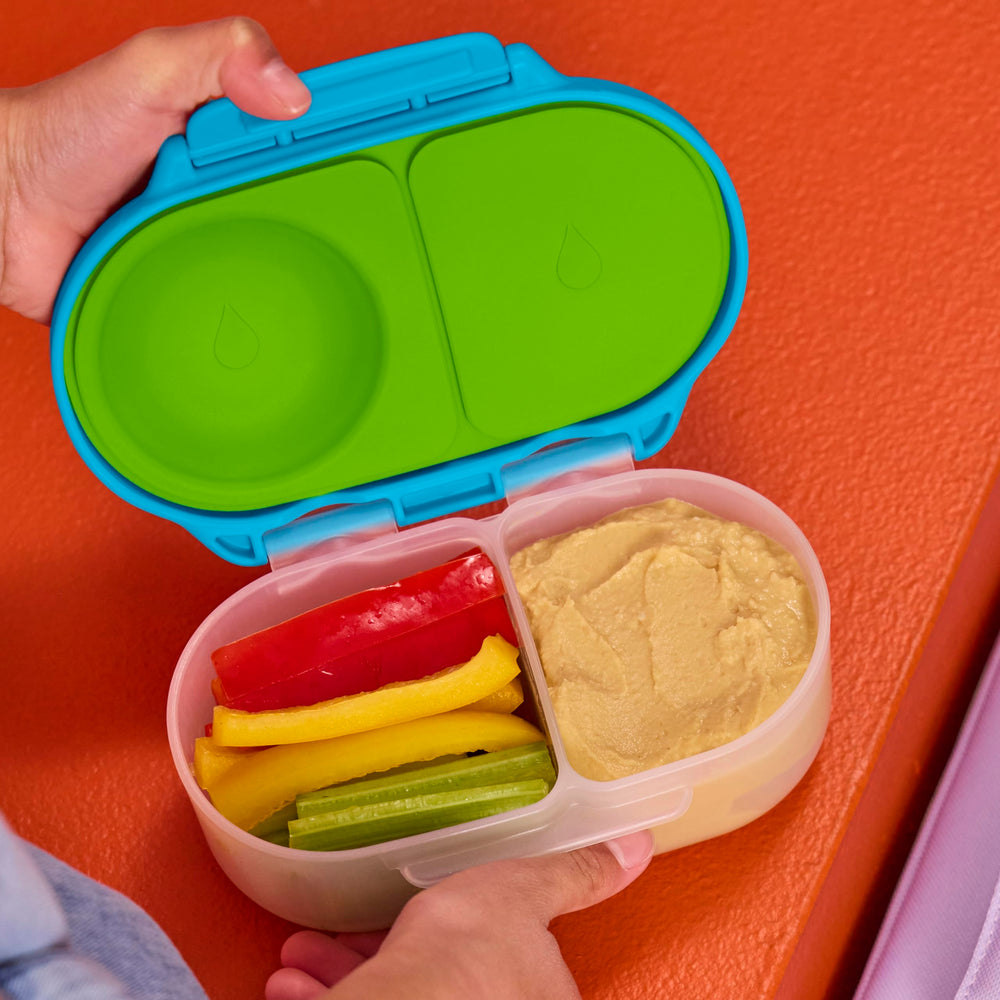 b.box clips larges montrés par une main d’enfant, ouverture facile