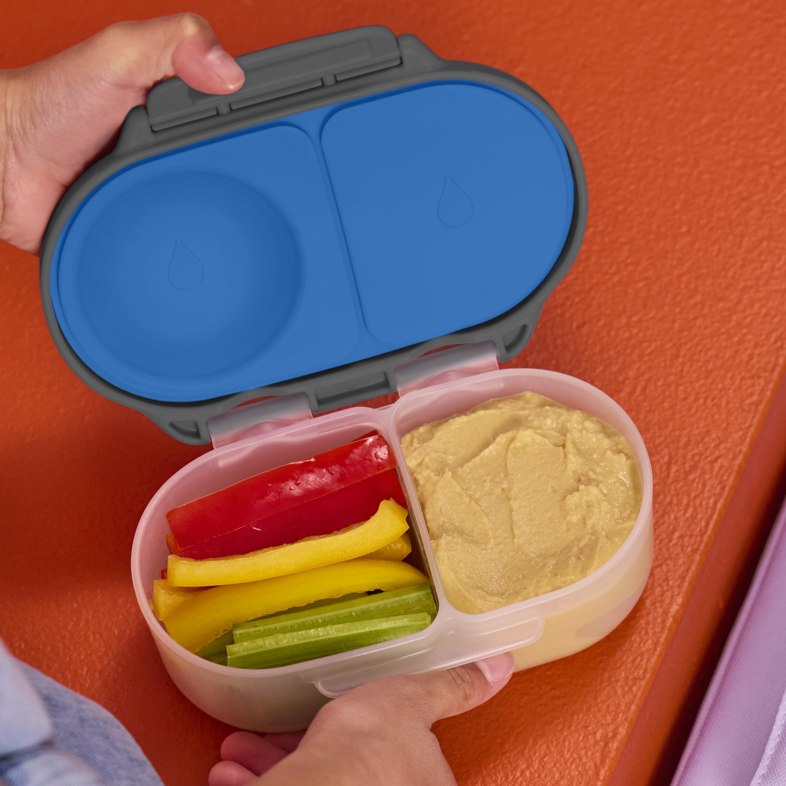 b.box enfant ouvre la boîte facilement grâce aux larges clips, autonomie encouragée