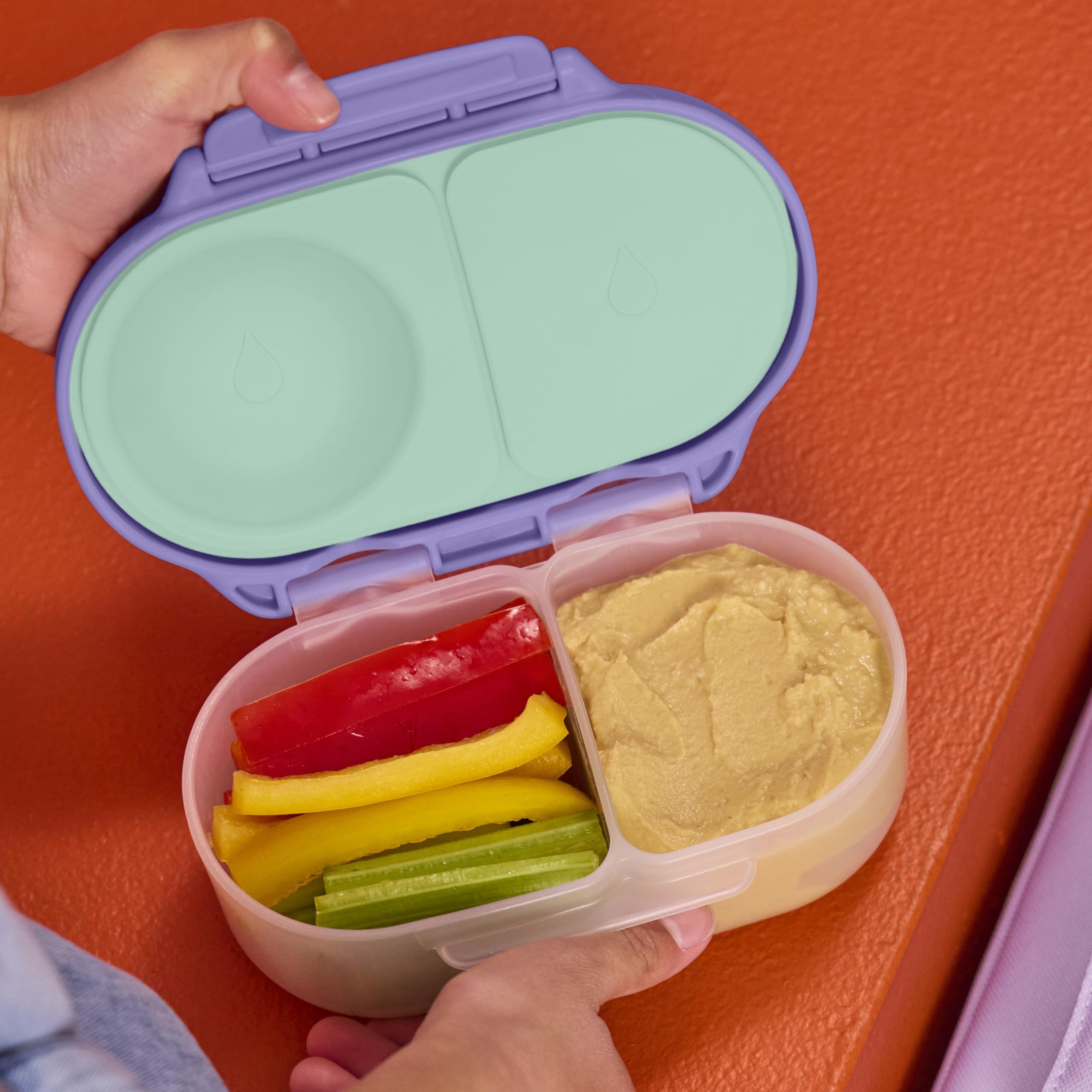 b.box flexi fruit holder gros plan maintenant une pomme intacte sans abîmer