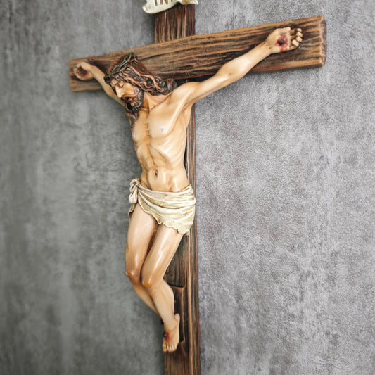 BC BUILDCLASSIC crucifix gros plan sur visage et expression offrant émotion authentique