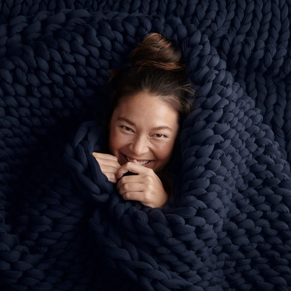 Bearaby Napper face entière Midnight Blue montrant couverture élégante et confort