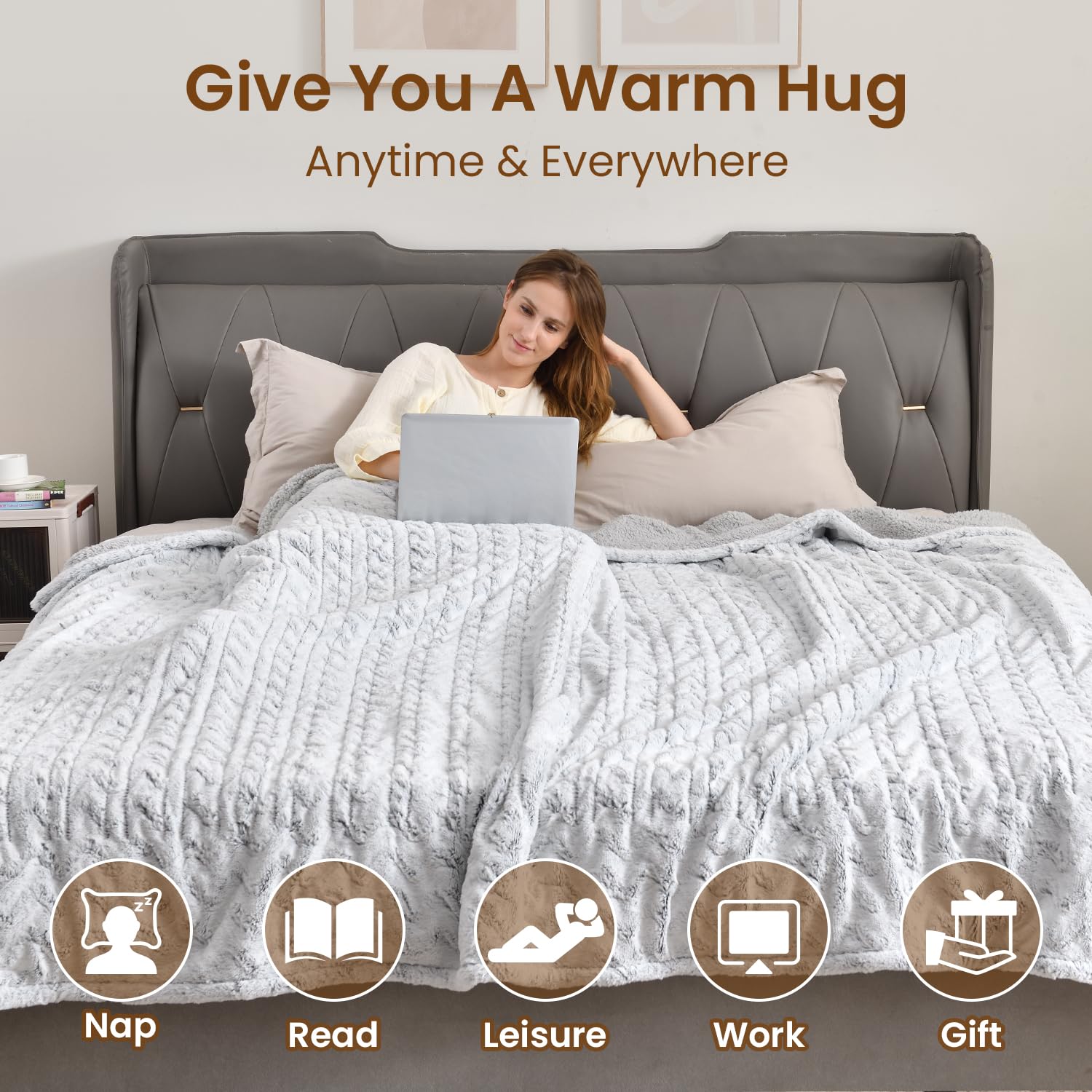 Bearhug plaid utilisé sur canapé, chaleur partagée et relaxation