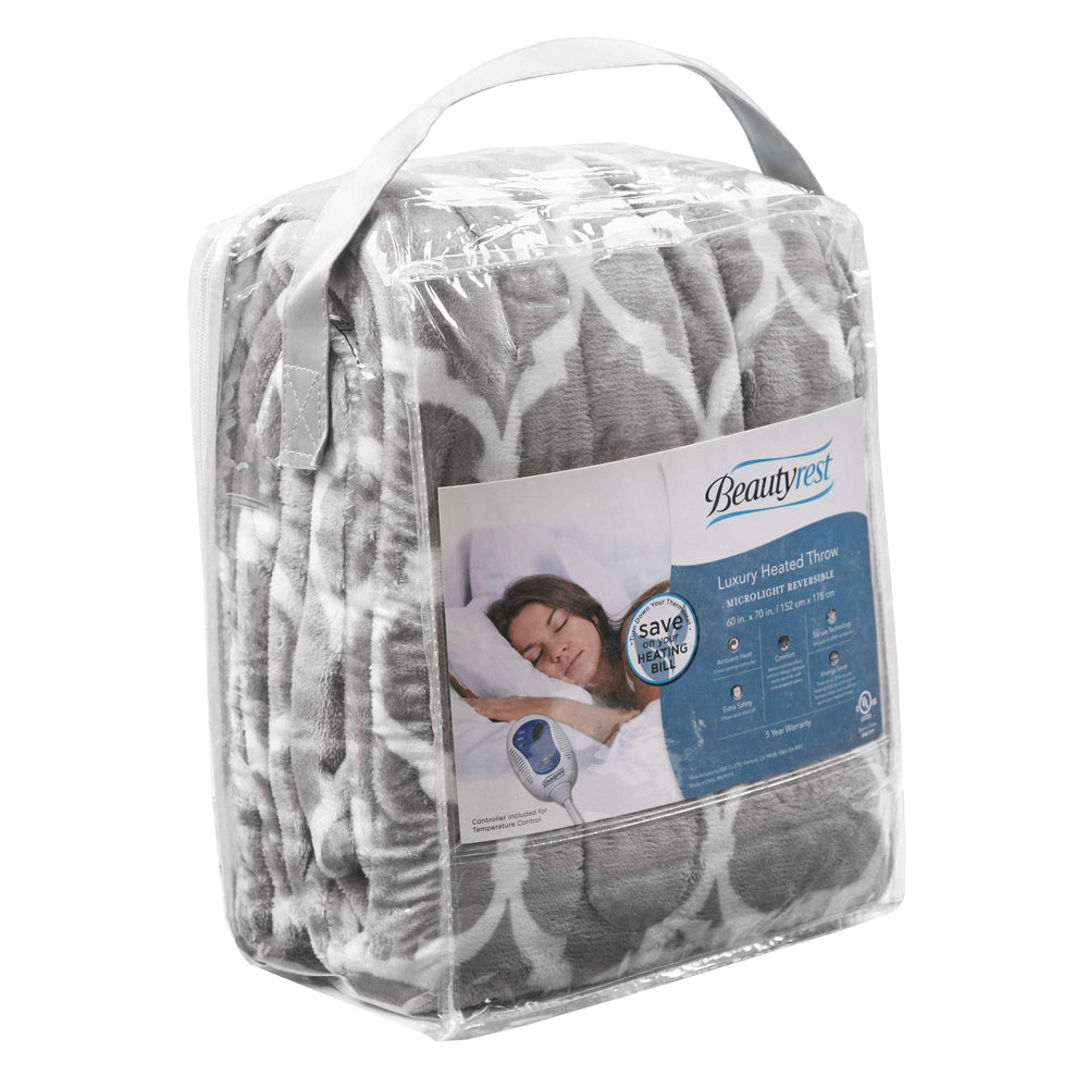 Beautyrest plaid posé sur chaise pour comparer la taille surdimensionnée