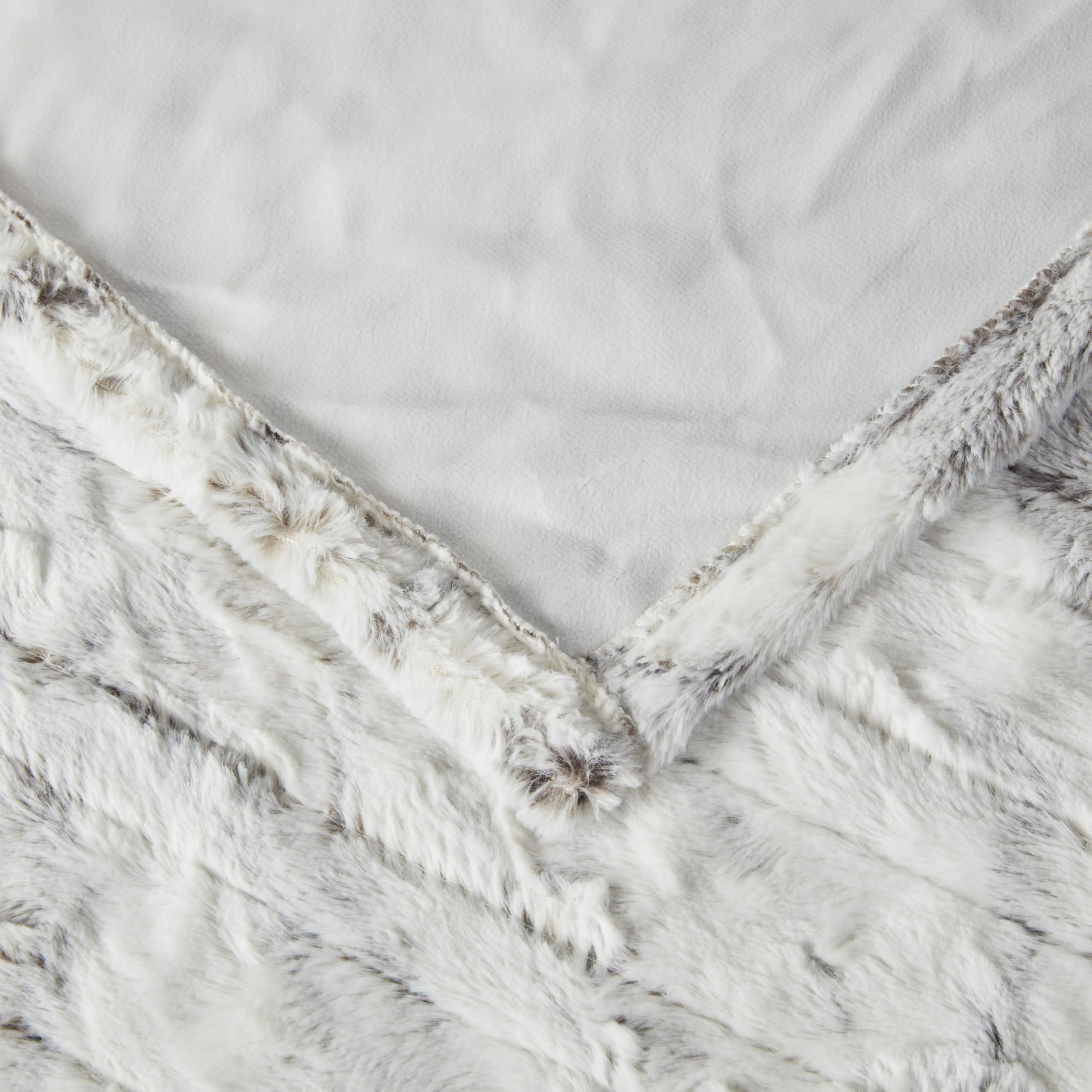 Plaid Beautyrest Zuri dans chambre stylée pour ambiance élégante et chaude
