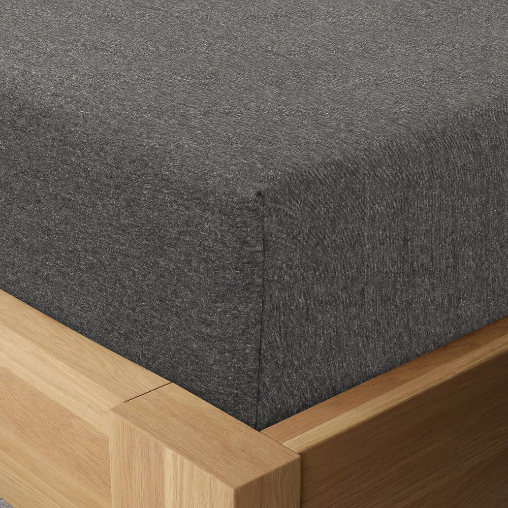 BED INC lit King fait avec les draps en usage apportant confort cosy
