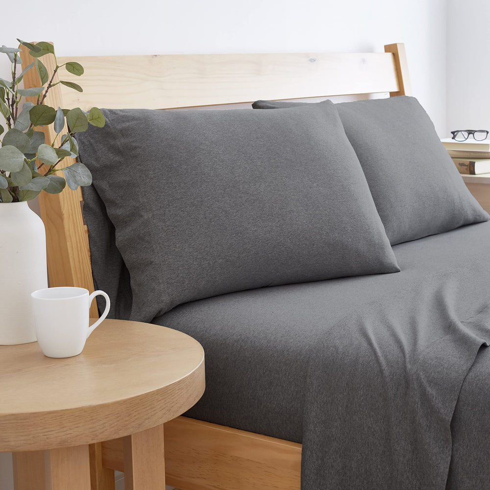 BED INC vue avant du lot King gris foncé montrant la finition élégante