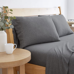 BED INC vue avant du lot King gris foncé montrant la finition élégante