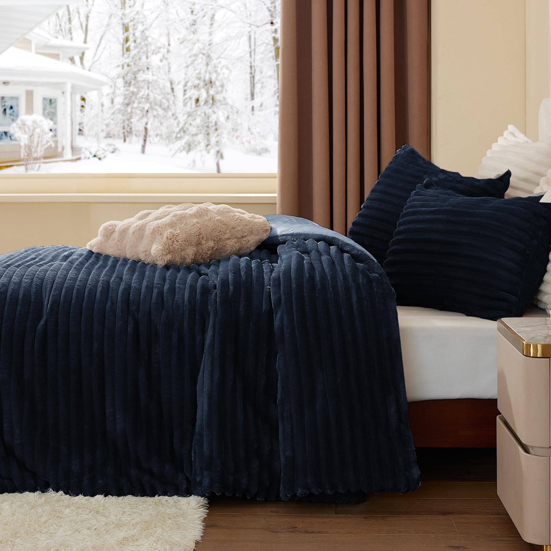BEDELITE couette sur lit montrant style bleu marine et ambiance cosy