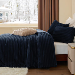 BEDELITE couette sur lit montrant style bleu marine et ambiance cosy