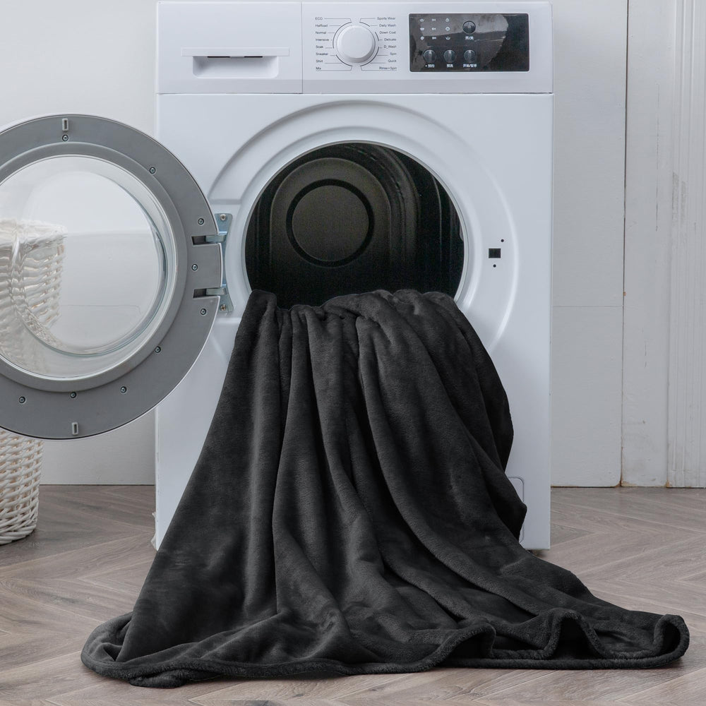 BEDELITE lit décoré en noir montrant intégration élégante à la chambre