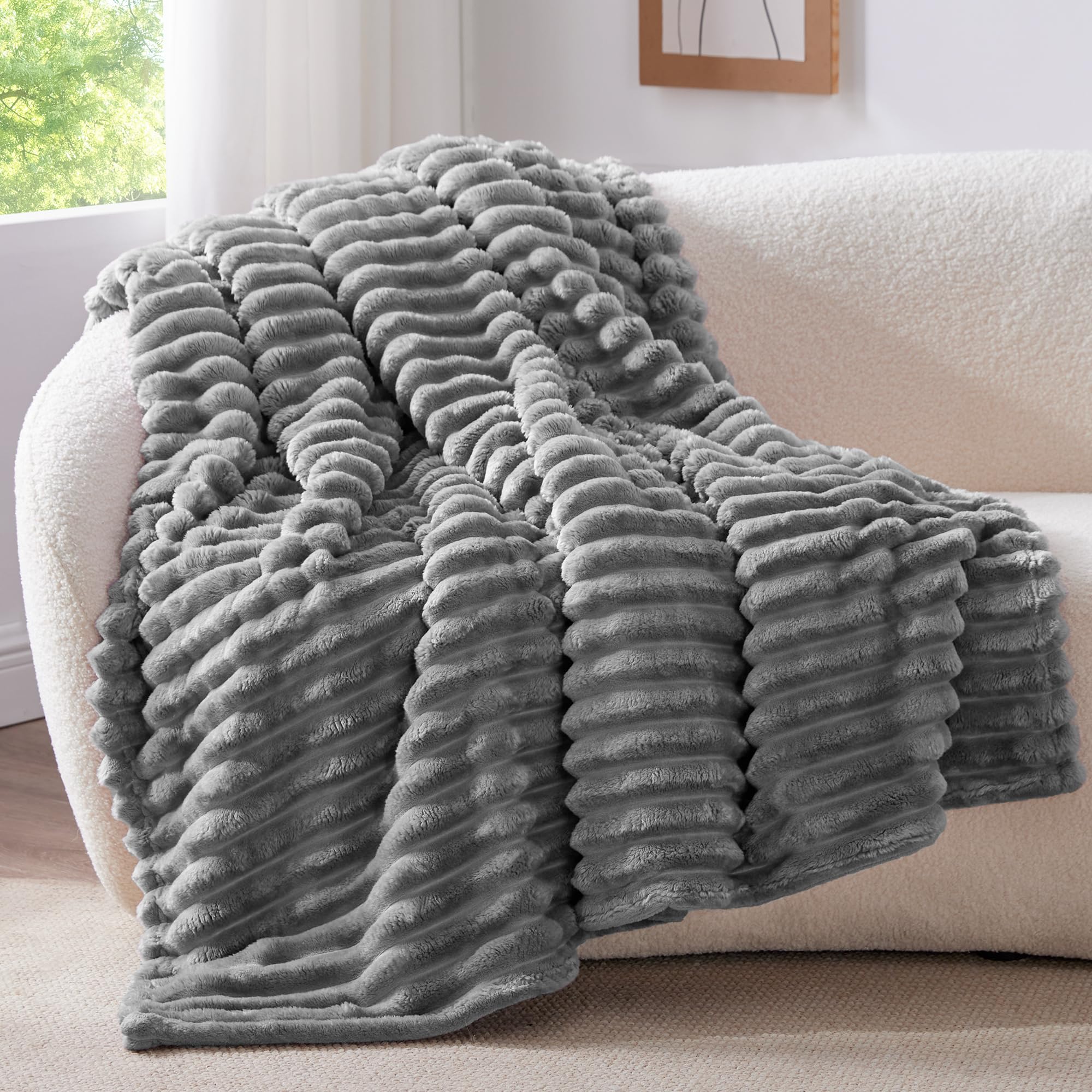 BEDELITE plaid plié sur fond neutre apportant chaleur décorative