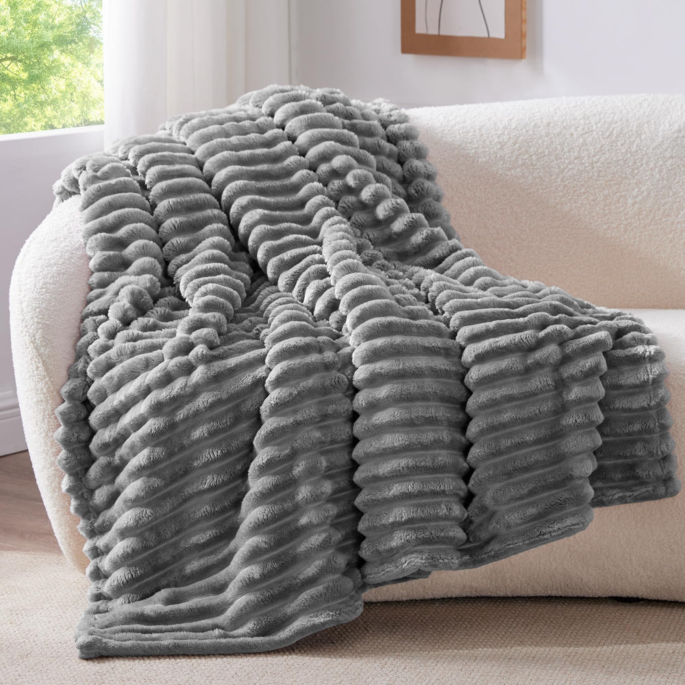 BEDELITE plaid plié sur fond neutre apportant chaleur décorative