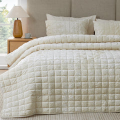 BEDELITE gros plan velours montrant texture brillante et doux toucher