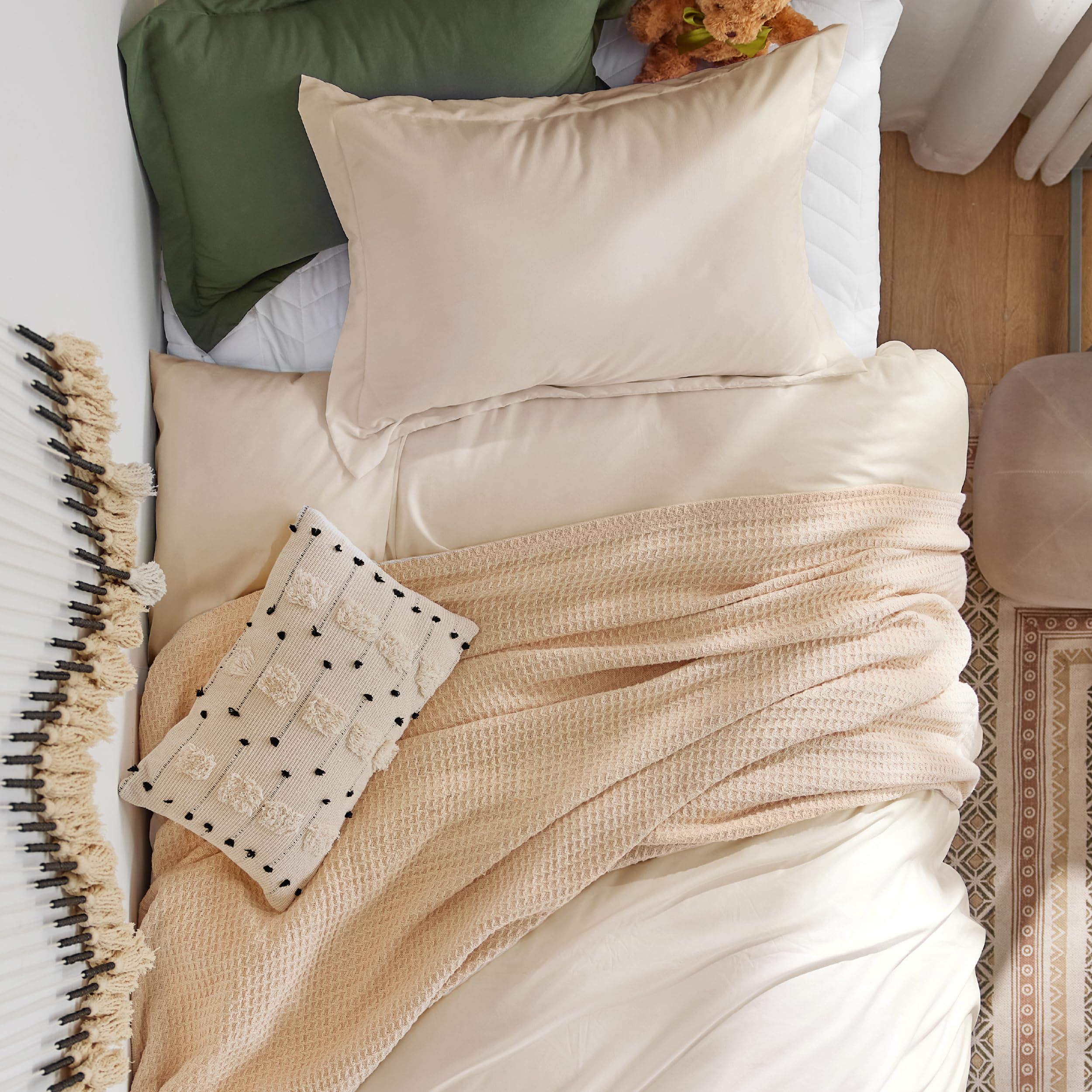 Bedsure intérieur coin avec huit attaches maintenant l'édredon en place