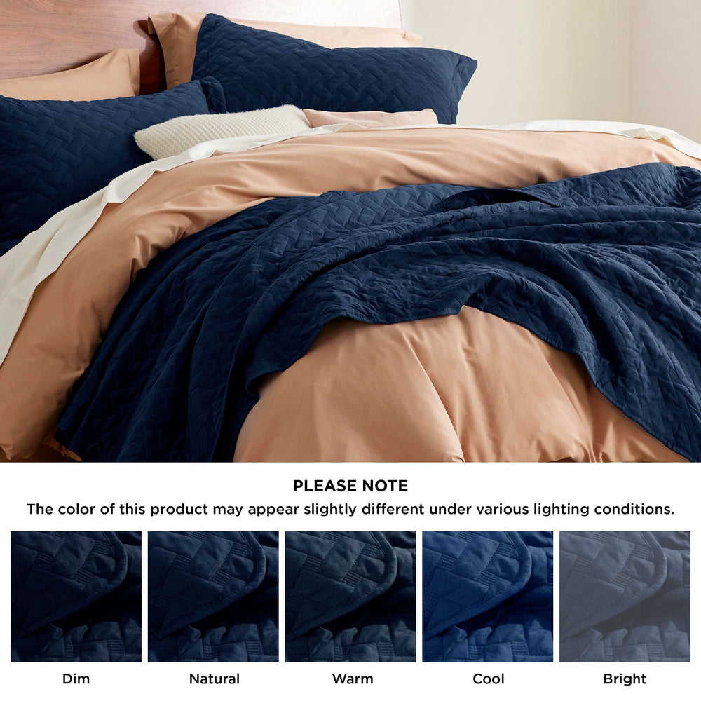 Comparaison de taille Bedsure King à côté d'un matelas pour référence d'échelle