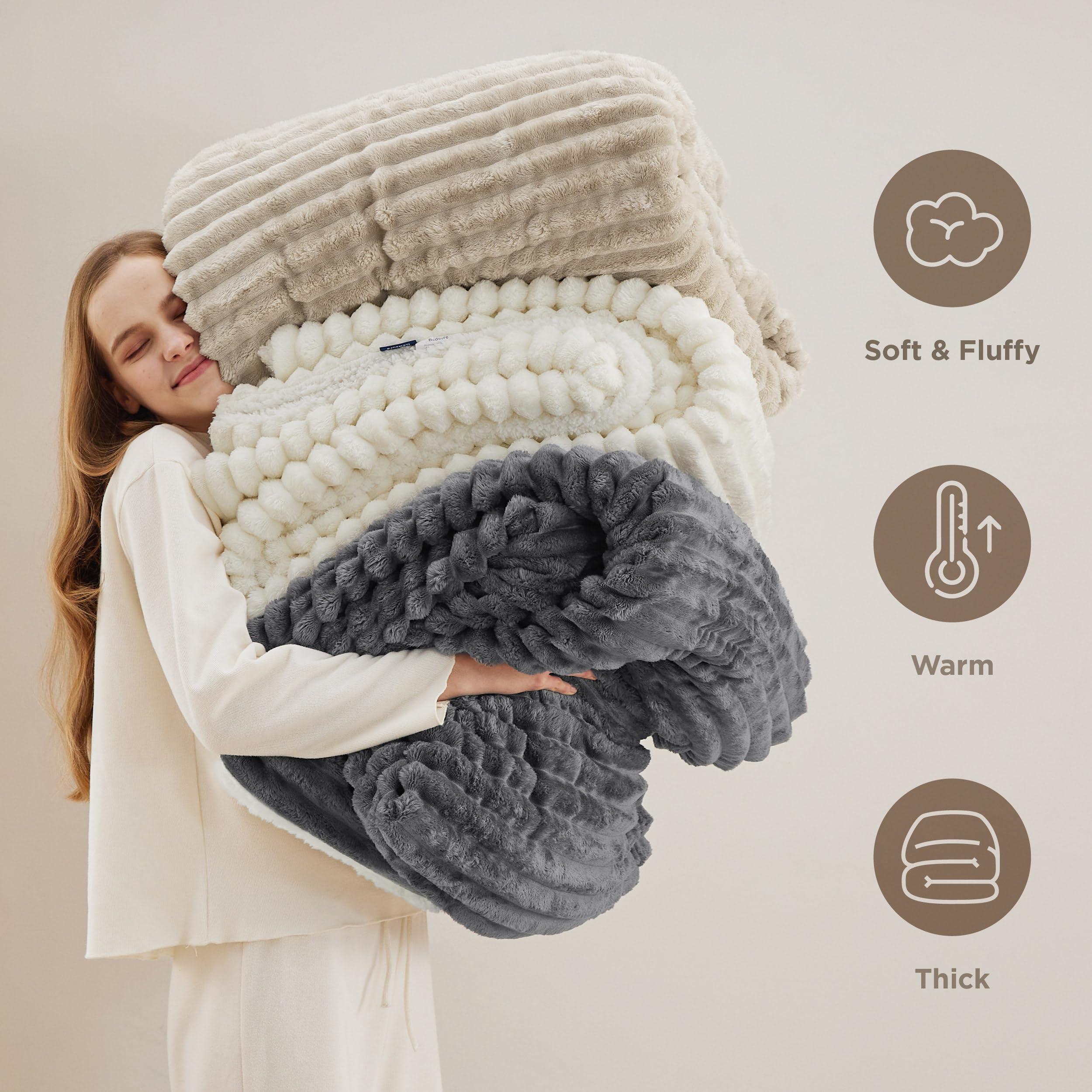 Bedsure plaid posé à côté d’un coussin montrant l’échelle et usage