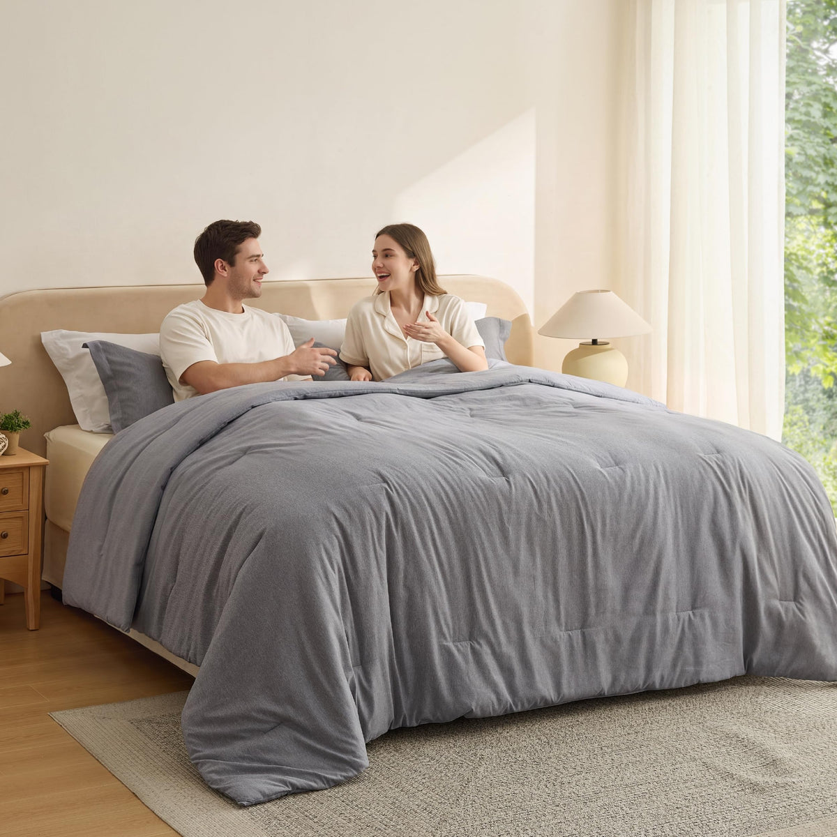 Bedsure couette vue de face montrant style gris chiné et accueil confortable