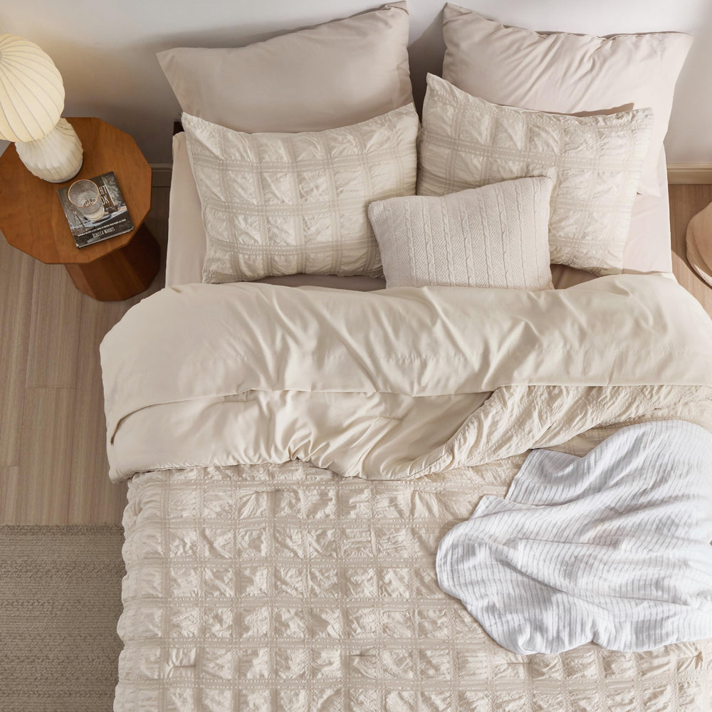 Bedsure couette déployée sur un lit full illustrant la couverture généreuse