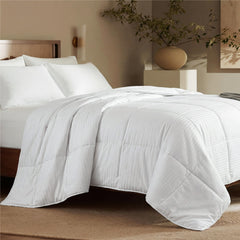 Bedsure couette face avant montrant finition rayée et look moderne