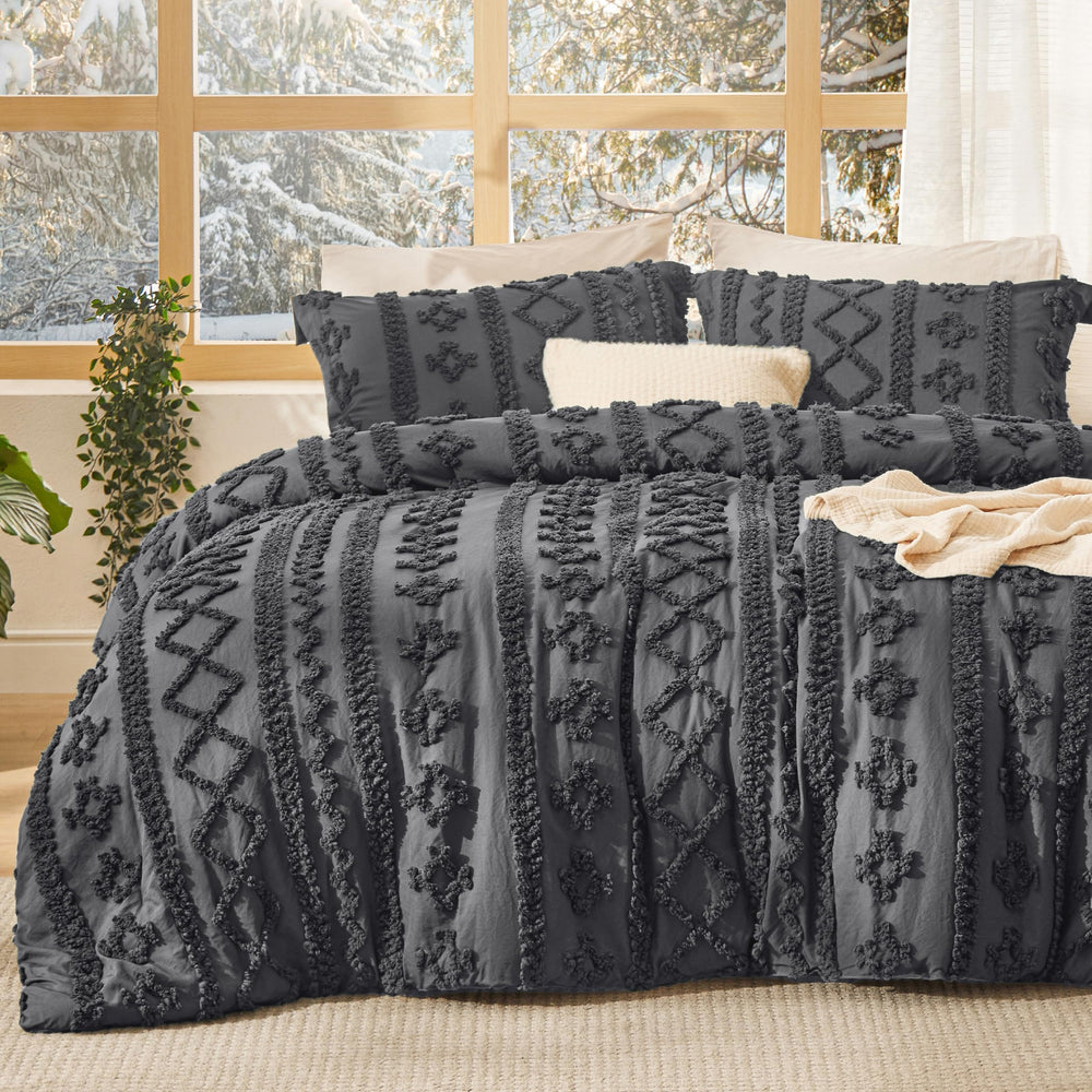 Bedsure couette king gris foncé posée, esthétique bohème et confort visuel