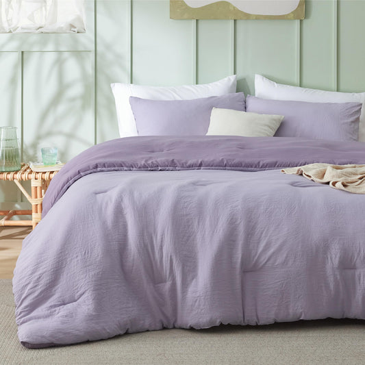 Bedsure couette vue de face montrant le coloris gris-violet et l'aspect cosy