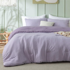 Bedsure couette vue de face montrant le coloris gris-violet et l'aspect cosy