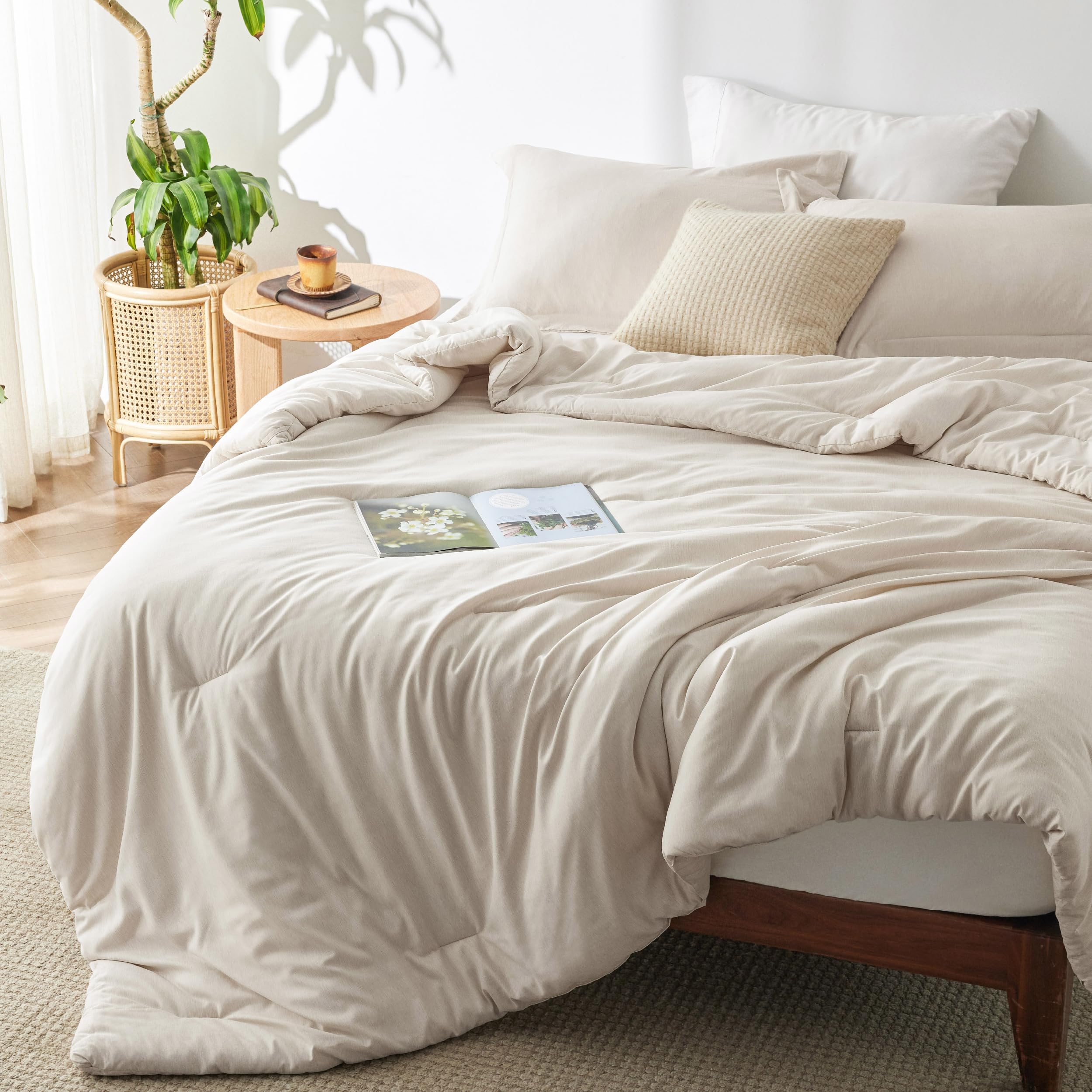 Bedsure couette full pliée montrant un fini beige qui apporte confort instantané