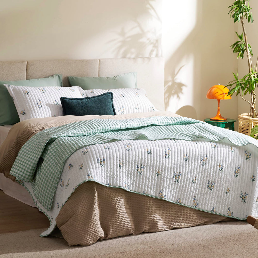 Bedsure couette à l'échelle comparée à un ruban métrique pour visualiser la taille queen