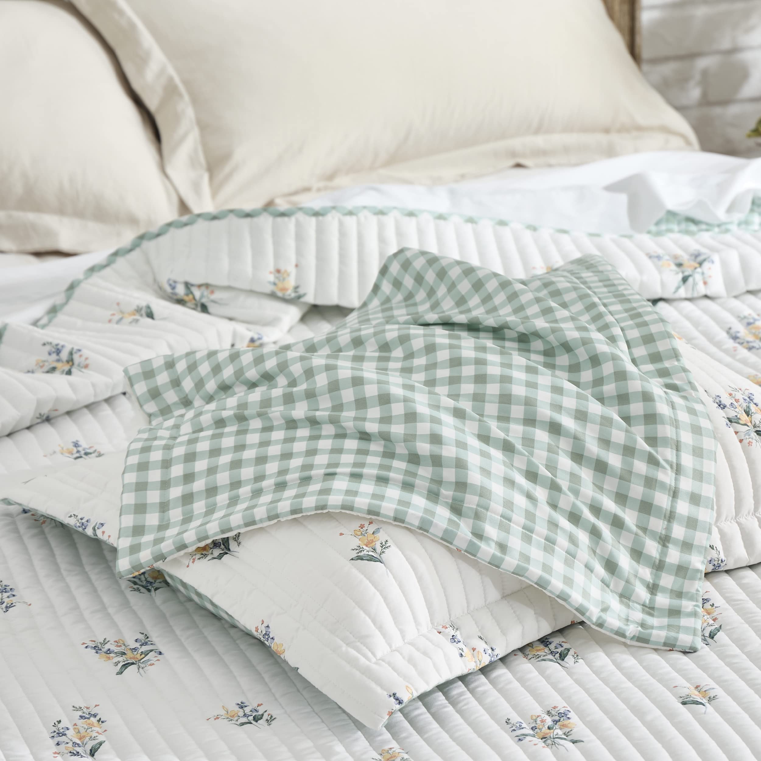 Bedsure deux taies incluses positionnées sur l'oreiller illustrant l'ensemble complet