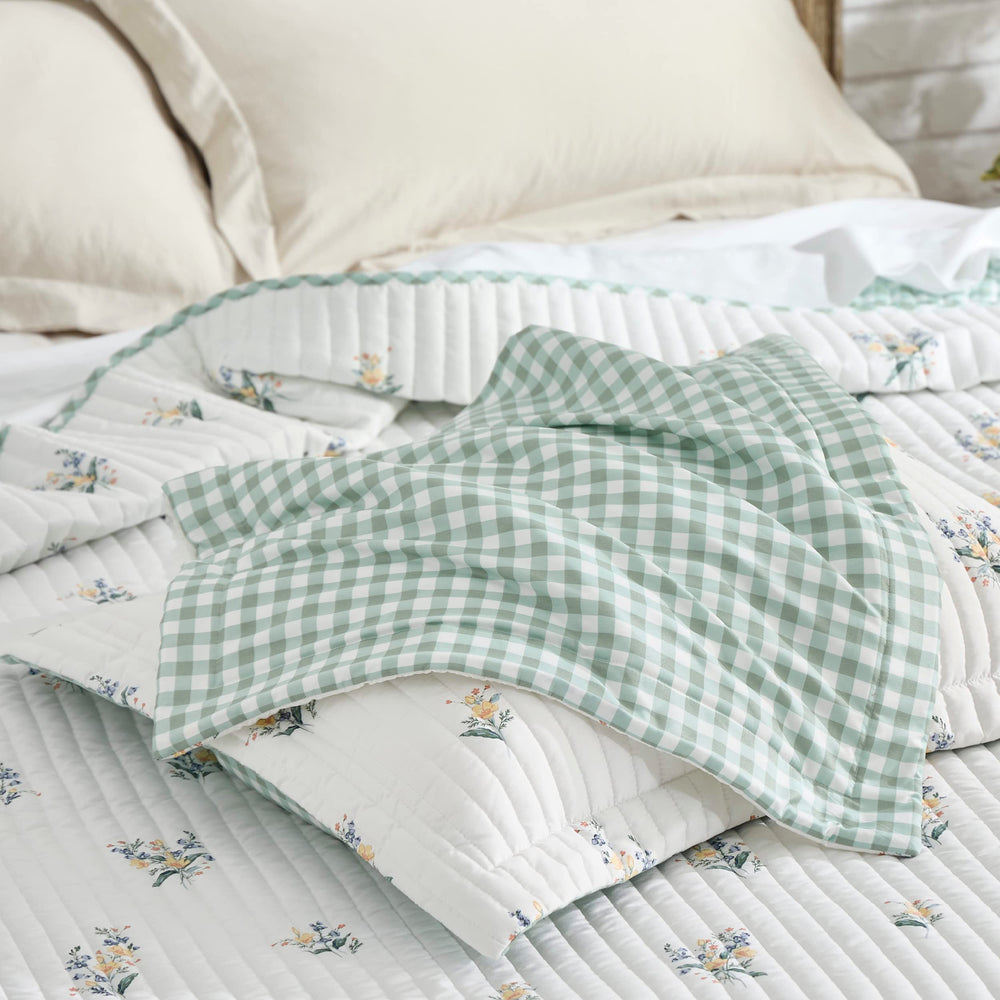 Bedsure deux taies incluses positionnées sur l'oreiller illustrant l'ensemble complet